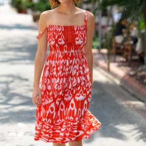 Vestido rojo con estampado blanco